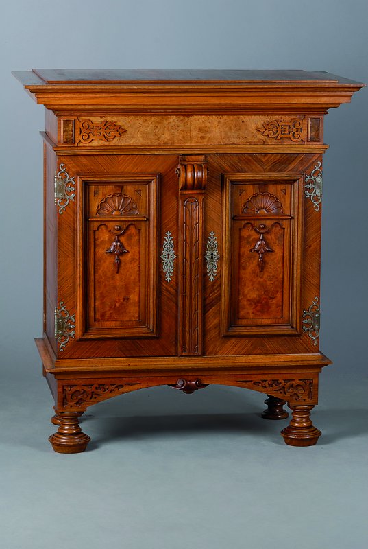 Halbschrank, um 1890, Gründerzeit, Nußbaumfurnier, aufwendig verzierte Beschläge, 2-türig, Muschelverz., Gebr.-Sp., ca. 102x91x51 cm