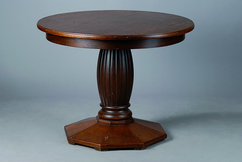 Runder Tisch, um 1900, Eiche, oktogonaler Fuß, Schaft vielfach gerieft, l. Furniersch., Gebr.-Sp., H. 70 cm, D. 90 cm