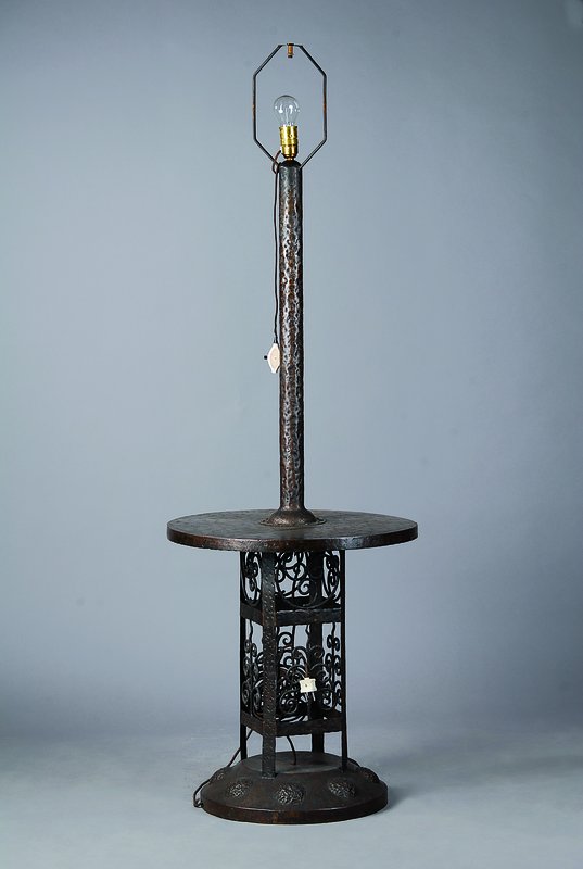 Stehlampe, deutsch, um 1910, mit integr. Tisch, Eisen geschmiedet, lt. Einlieferer intakt, ohne Schirm, Gebr.-Sp., H. ca. 170 cm