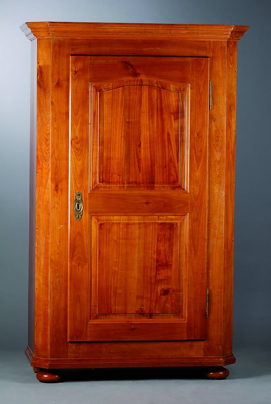 Schrank, deutsch, um 1780/1810, Kirschbaumfurnier, 1-türig, rest., Teile ergänzt, 4 Einlegebretter, seitl. schwundrissig, Gebr.-Sp., ca. 190x125x60 ...
