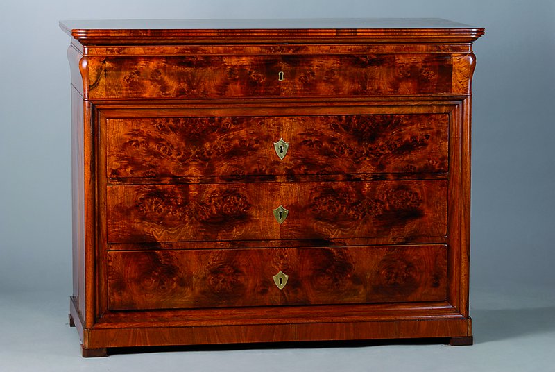Kommode, deutsch, um 1850/60, Wurzelnuß/Nußbaumfurnier, 4-schübig, abgerundete Ecken, rest., sehr schönes Furnierbild, ca. 94x120x60 cm