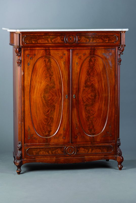 Vertiko, deutsch, um 1860, Mahagonifurnier, 2-türig, 1-schübig, weiße Marmorplatte, diese l. gerissen, urspr. m. Applikationen, diese fehlend, ...