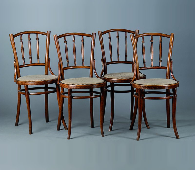 4 Stühle, Hoffmann, um 1900, Buche, Rücken versprosst, Bezug und Polsterung alt belassen, Verleimung empf., Alterssch., ca. 88x44x42 cm, Sh. 49 cm