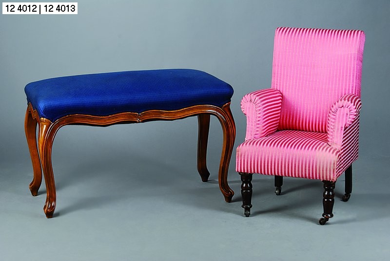 Kindersessel, um 1880-90, Eiche, Polsterung und Bezug erneuert, H. ca. 70cm, Sitzhöhe ca. 30cm, Gebr.-spuren