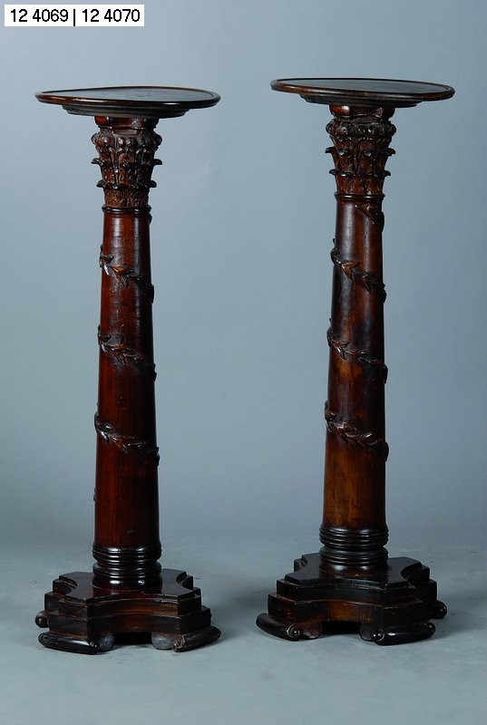 Blumensäule, Frankreich, um 1870, Nußbaum, umlaufende Spirale aus aufgelegtem geschnitztem Blattwerk, Kapitell mit feiner Akanthusschnitzerei aus ...