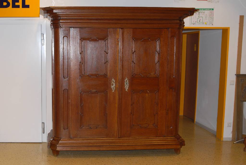 Barockschrank, Mosel/Trier, um 1750, Eiche massiv, Füllungen mit Verkröpfungen, auskragendes Gesims, Ecken eingezogen, org. Beschläge, diese ...