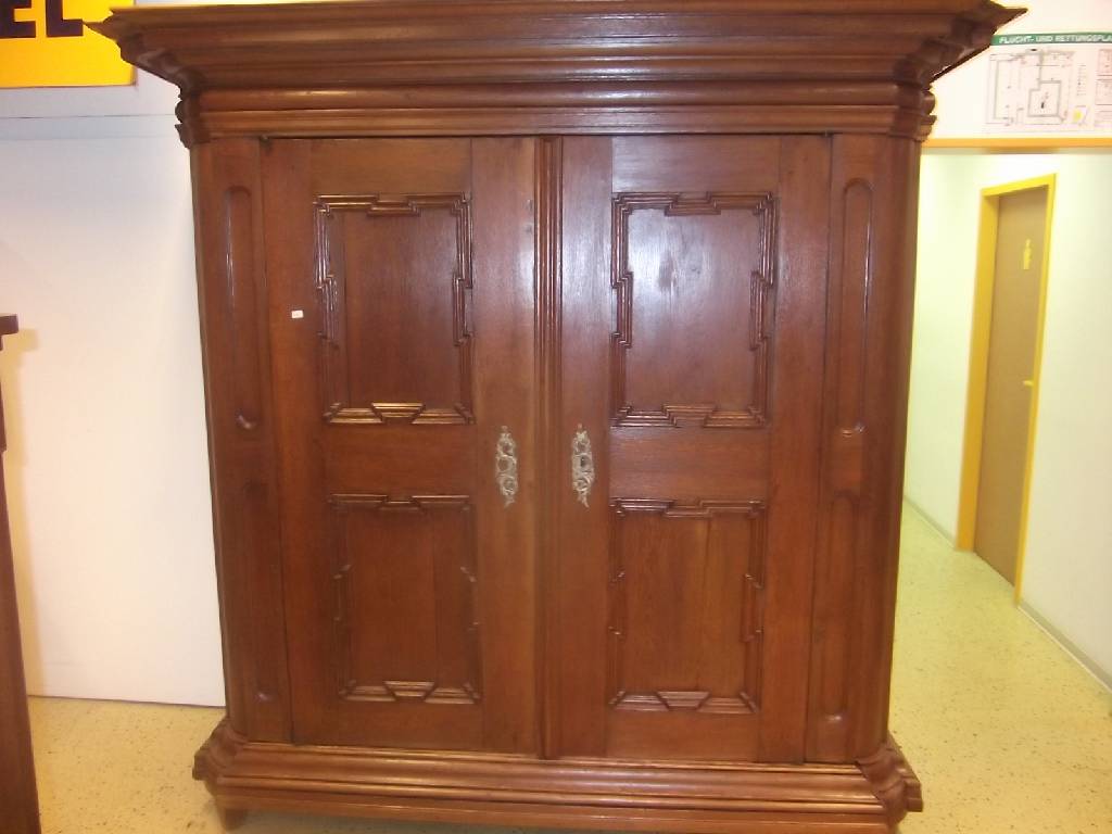 Detail a: Barockschrank, Mosel/Trier, um 1750, Eiche massiv, Füllungen mit Verkröpfungen, auskragendes Gesims, Ecken eingezogen, org. Beschläge, diese ...