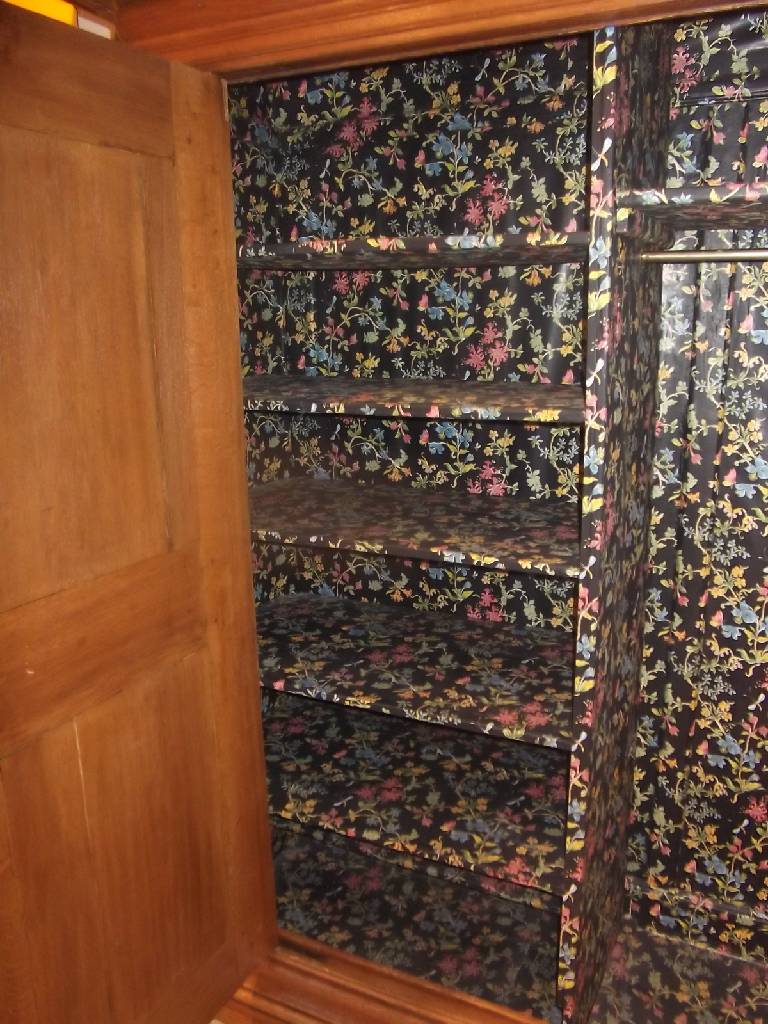 Detail b: Barockschrank, Mosel/Trier, um 1750, Eiche massiv, Füllungen mit Verkröpfungen, auskragendes Gesims, Ecken eingezogen, org. Beschläge, diese ...