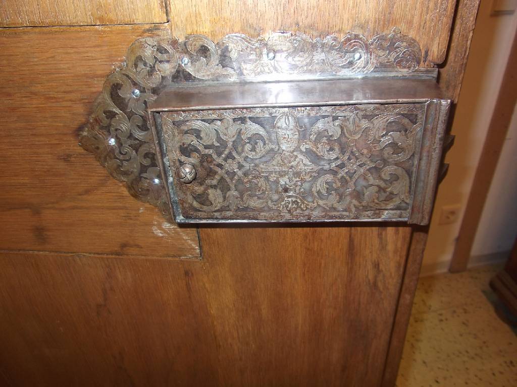 Detail c: Barockschrank, Mosel/Trier, um 1750, Eiche massiv, Füllungen mit Verkröpfungen, auskragendes Gesims, Ecken eingezogen, org. Beschläge, diese ...