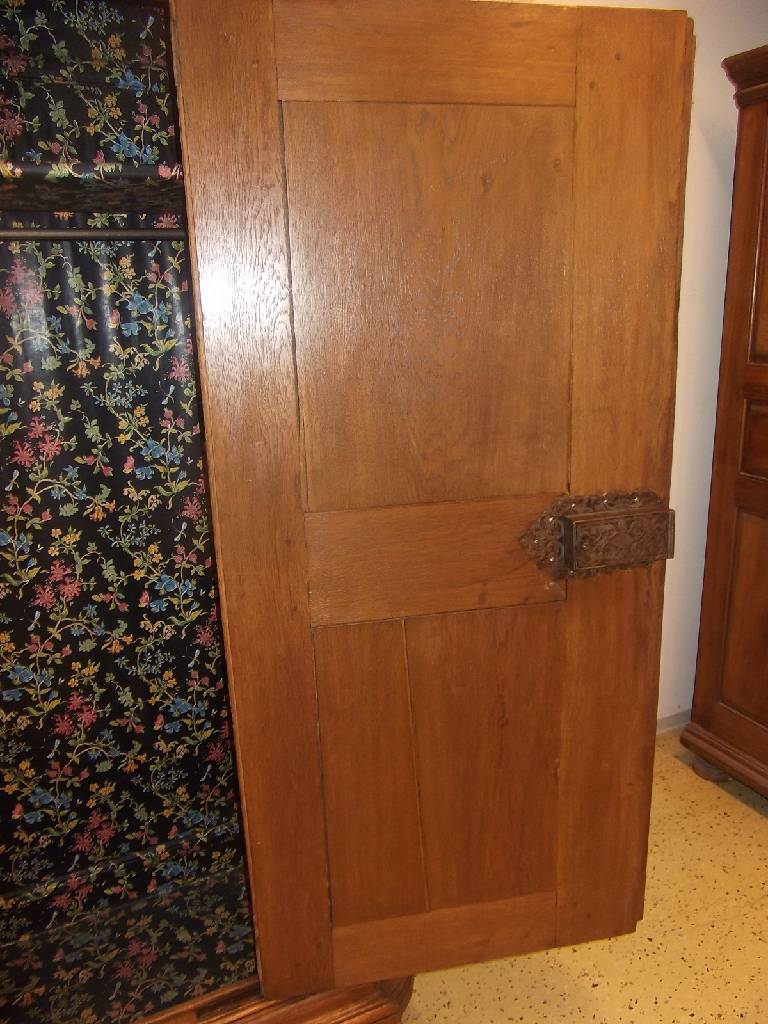 Detail d: Barockschrank, Mosel/Trier, um 1750, Eiche massiv, Füllungen mit Verkröpfungen, auskragendes Gesims, Ecken eingezogen, org. Beschläge, diese ...