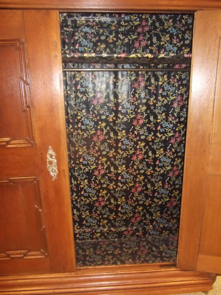 Detail e: Barockschrank, Mosel/Trier, um 1750, Eiche massiv, Füllungen mit Verkröpfungen, auskragendes Gesims, Ecken eingezogen, org. Beschläge, diese ...
