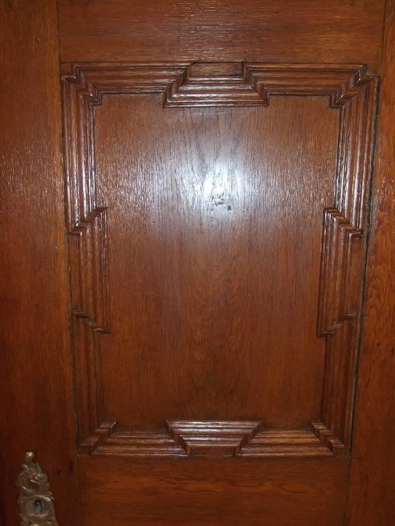 Detail f: Barockschrank, Mosel/Trier, um 1750, Eiche massiv, Füllungen mit Verkröpfungen, auskragendes Gesims, Ecken eingezogen, org. Beschläge, diese ...