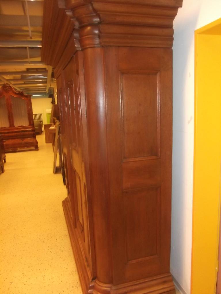 Detail g: Barockschrank, Mosel/Trier, um 1750, Eiche massiv, Füllungen mit Verkröpfungen, auskragendes Gesims, Ecken eingezogen, org. Beschläge, diese ...