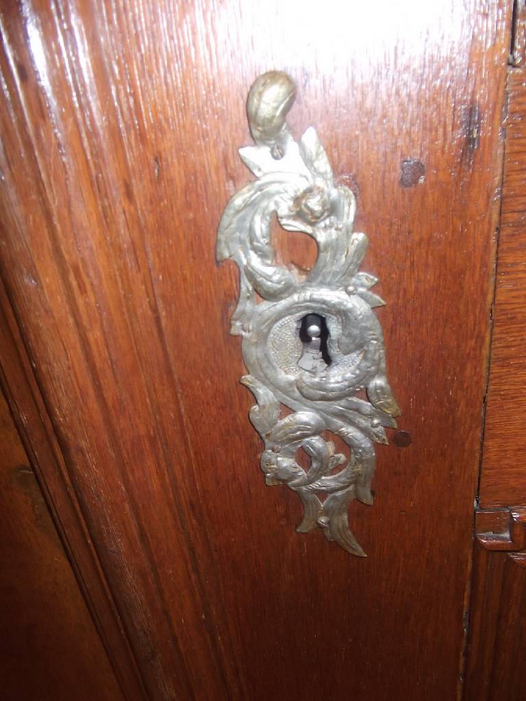 Detail h: Barockschrank, Mosel/Trier, um 1750, Eiche massiv, Füllungen mit Verkröpfungen, auskragendes Gesims, Ecken eingezogen, org. Beschläge, diese ...