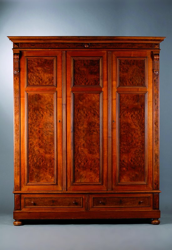3-türiger Gründerzeitschrank, um 1880/90, Nußbaum/Wurzelnußfurnier, 2 Schubladen, aufwendiges Stangenschloß, innen mit Eiche gegenfurniert, st. ...