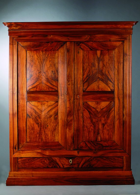 Dielenschrank, Elsass/Pfalz, um 1840/50, Nußbaum massiv, sehr schönes Furnierbild, mehrfach gespiegelt verlegt, komplett zerlegbar, org. ...