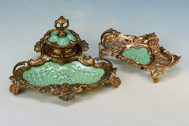 Deckenlampe u. Tintenset, KPM Berlin Seger-Porzellan, um 1890, Lampe Rokokostil reich verziert, Bronze vergoldet, z.T. in Durchbrucharbeit, ...