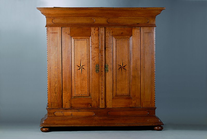 Schrank, um 1780, Eiche massiv, 2-türig, Stern- und Würfelintarsien, Kopf getreppt, l. schwundrissig, st. Gebr.-Sp., ca. 181x187x72 cm