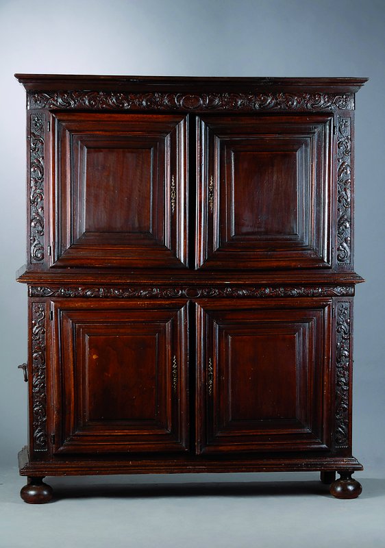 Brandschrank, Pfalz, um 1720/40, Nußbaum, Oberteil 2-türig, Unterteil 2-türig, Kugelfüße Türen kassettiert, Lisenen mit reichen ...