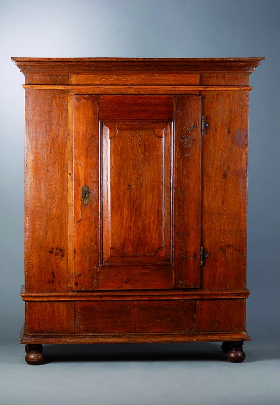 Brotschrank, norddeutsch, um 1800, Eiche massiv, Kugelfüße, Kopf getreppt, Alterssch., ca. 177x143x53 cm