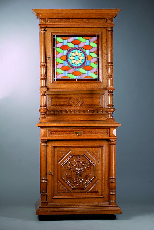 Aufsatzschrank, Flandern, um 1880, mit Bleiverglasungen, diese besch., helle Eiche, Oberteil 1-türig, Unterteil 1-türig, 1-schübig,reiche ...