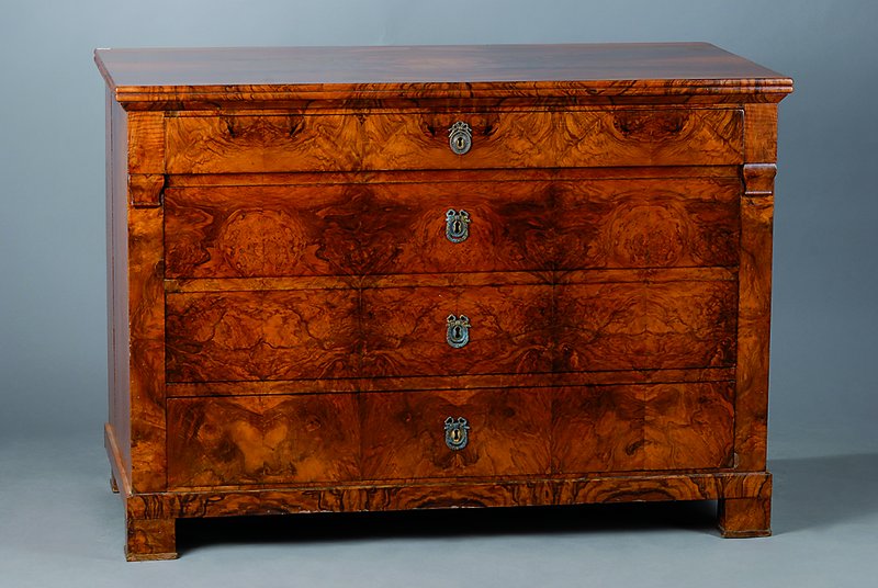 Kommode, Biedermeier, um 1820, Nußbaum/Wurzelnußfurnier, vielfach gespiegelt verlegt, reich verzierte Beschläge, einer abweichend, seitl. ...