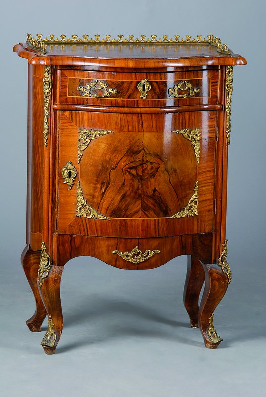 Beistellschränkchen, sog. Dresdner Barock, um 1900, Nußbaum/Wurzelnußfurnier, 1-türig, 1-schübig, allseitig geschweift, reiche Bronzeverzierung, ...