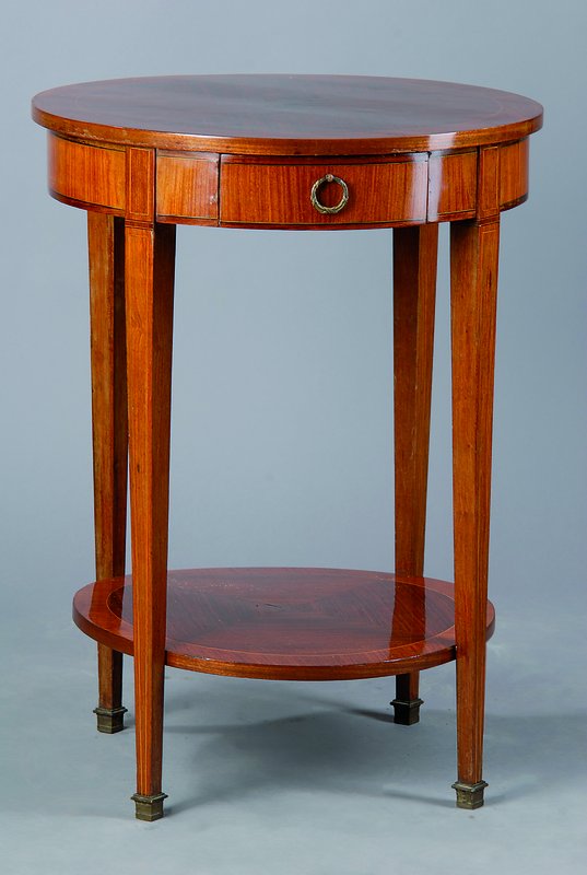 Rundes Beistelltischchen, Art-Deco, um 1930,Fadenintarsien, 1-schübig, Furnier 4-fach gespiegelt verlegt, Gebr.-Sp., H. 75, D. 55 cm