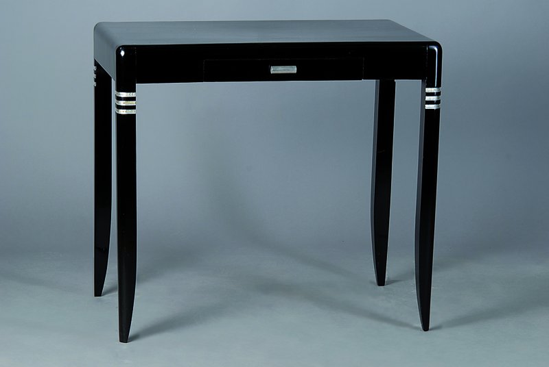 Damenschreibtisch. Art-Deco, um 1930, schwarz gefasst, Zierleisten teils silberfarben, st. Gebr.-Sp., ca. 73x79x50 cm