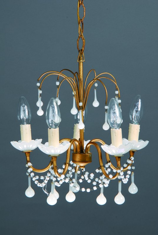 Deckenleuchter, Murano, um 1900, Metallmontur, Tüllen und Abhängungen aus opak-weißem Glas, 5 Brennstellen, Elektr. nicht geprüft, H. ca. 38cm, ...