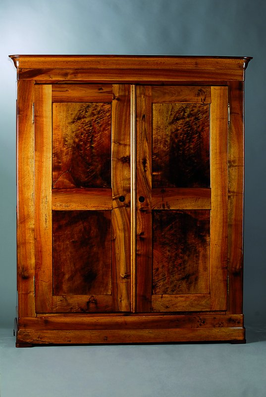 Biedermeierschrank, süddeutsch, um 1820/30, Nußbaum massiv, kassettiert, poliert, schöne orig. Inneneinrichtung, orig. Schloß restauriert, ...