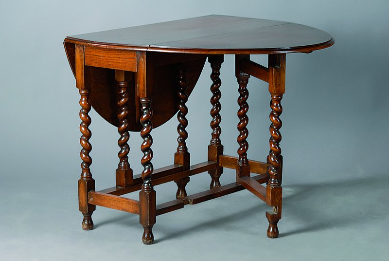 Klapptisch, sog. Oblong-Table, um 1900, Eiche massiv, gedrechselte Beine, beidseitig abklappbar, Alterssch., ca. 74x45(125)x90 cm