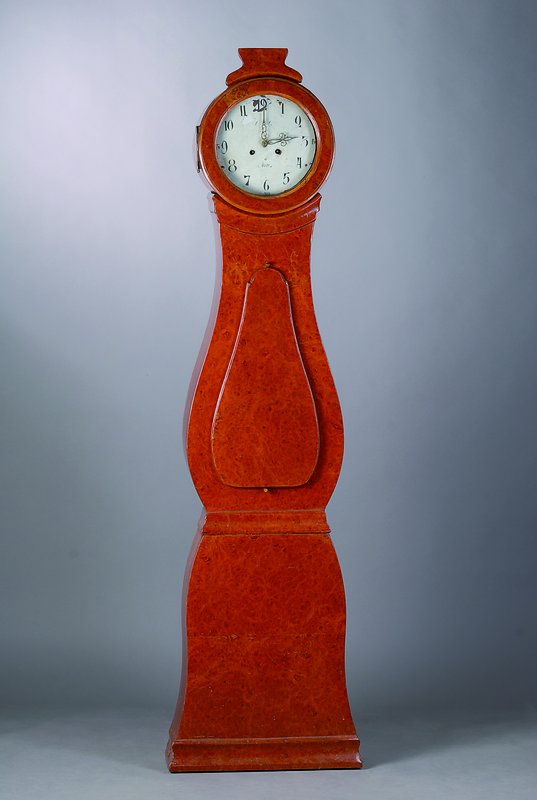 Standuhr, Schweden um 1800, Holzgehäuse in Violinform, furniert, Metallzifferblatt sig.: A.A.S. Mora, eiserne Platinen, mass. Hakengang, Std. Schlag ...