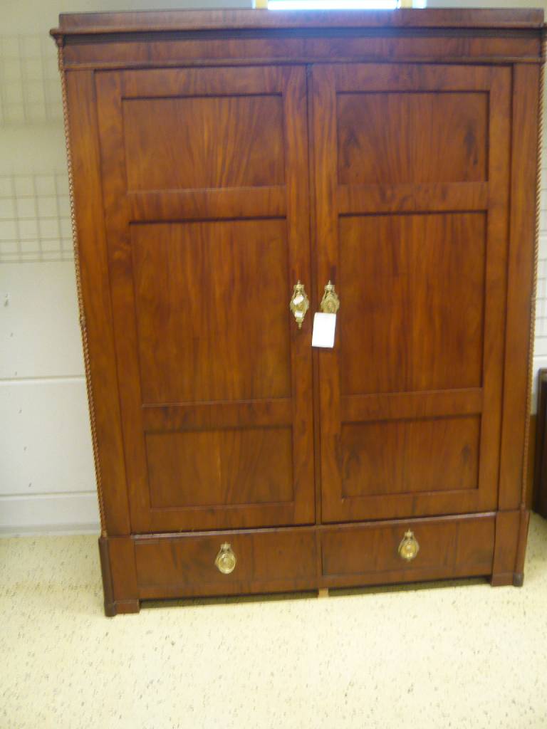 Detail a: Großer zweitüriger Kleiderschrank, um 1830, Mahagoni furniert, 2-türig, 2 Fußschubladen, Lisenen m. gedrechselten 3/4 Säulen, Kopf m. Zahnfries, ...