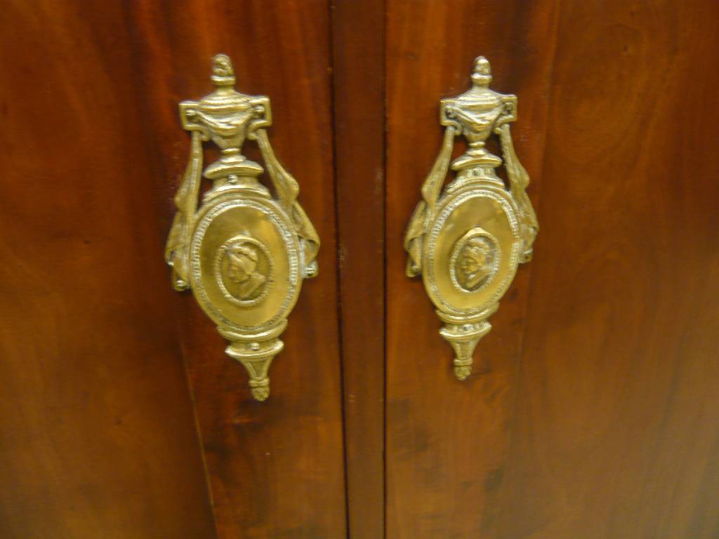 Detail b: Großer zweitüriger Kleiderschrank, um 1830, Mahagoni furniert, 2-türig, 2 Fußschubladen, Lisenen m. gedrechselten 3/4 Säulen, Kopf m. Zahnfries, ...