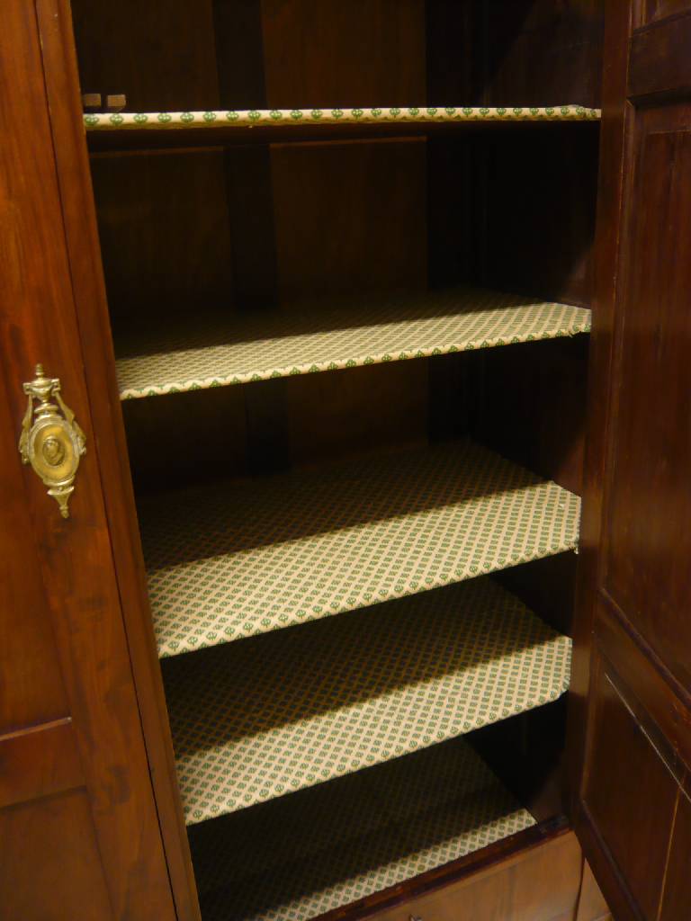 Detail c: Großer zweitüriger Kleiderschrank, um 1830, Mahagoni furniert, 2-türig, 2 Fußschubladen, Lisenen m. gedrechselten 3/4 Säulen, Kopf m. Zahnfries, ...