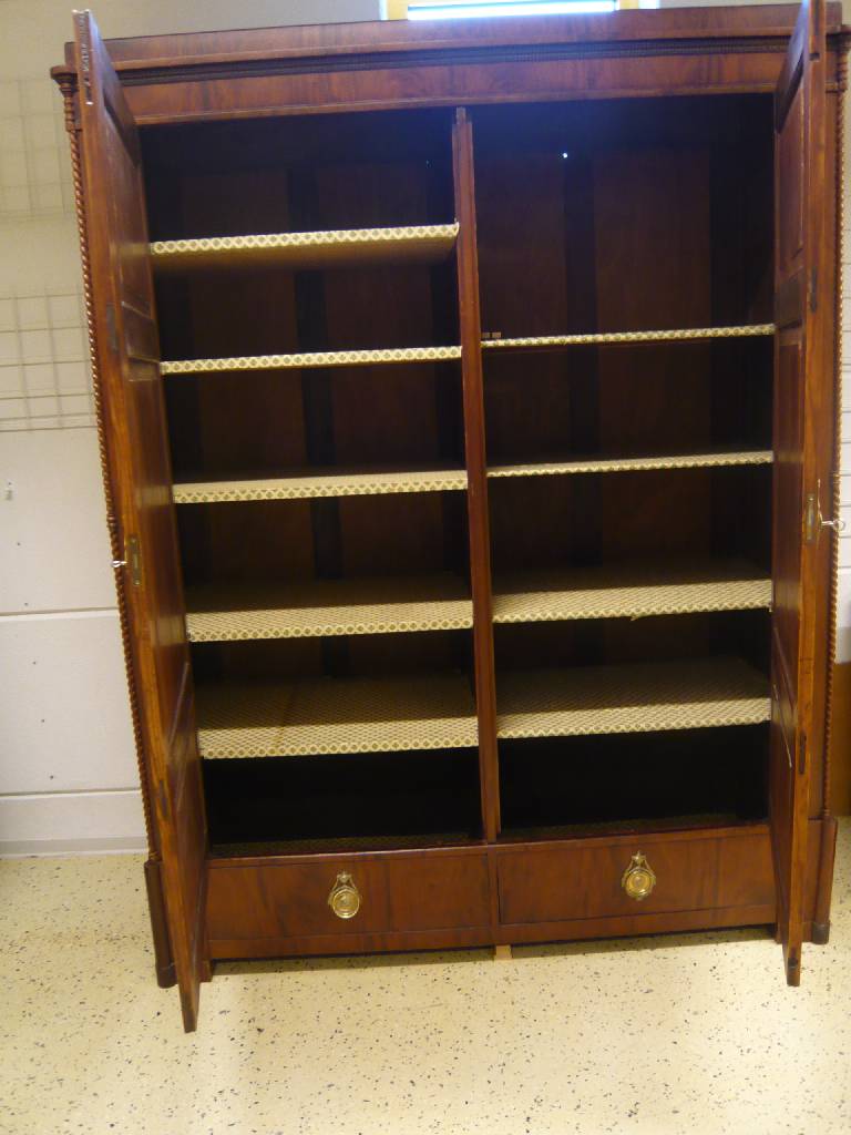 Detail d: Großer zweitüriger Kleiderschrank, um 1830, Mahagoni furniert, 2-türig, 2 Fußschubladen, Lisenen m. gedrechselten 3/4 Säulen, Kopf m. Zahnfries, ...