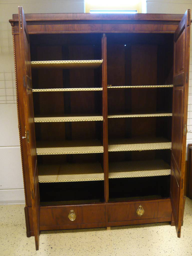 Detail e: Großer zweitüriger Kleiderschrank, um 1830, Mahagoni furniert, 2-türig, 2 Fußschubladen, Lisenen m. gedrechselten 3/4 Säulen, Kopf m. Zahnfries, ...