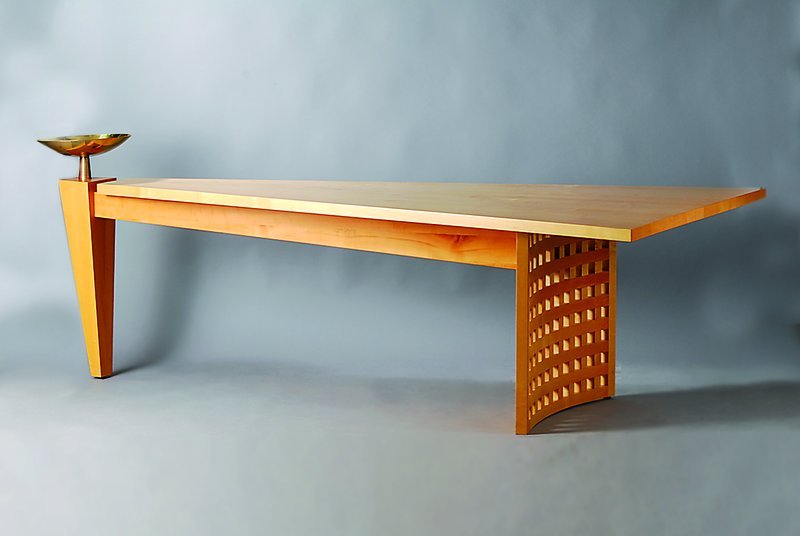 Designertisch, nach einem Entwurf von Peter Maly, mit zwei dazugefertigten Platten, Ahorn, Gebr.-Sp., eine Seite mit großer eingearbeiteter Schale, ...