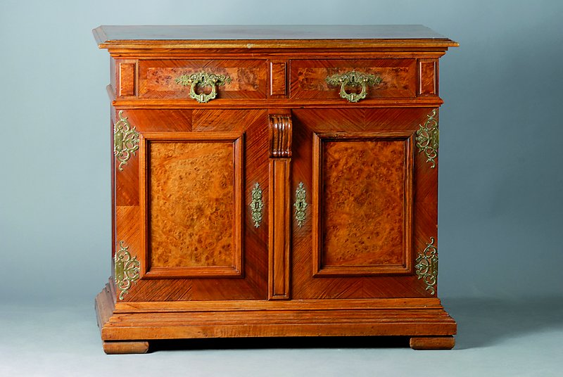 Halbschrank, deutsch, um 1880-90, Nußbaum und Nußbaumfurnier, 2-türig, 2-schübig, reich verzierte Beschläge und Appliken, Fuß vielfach ...