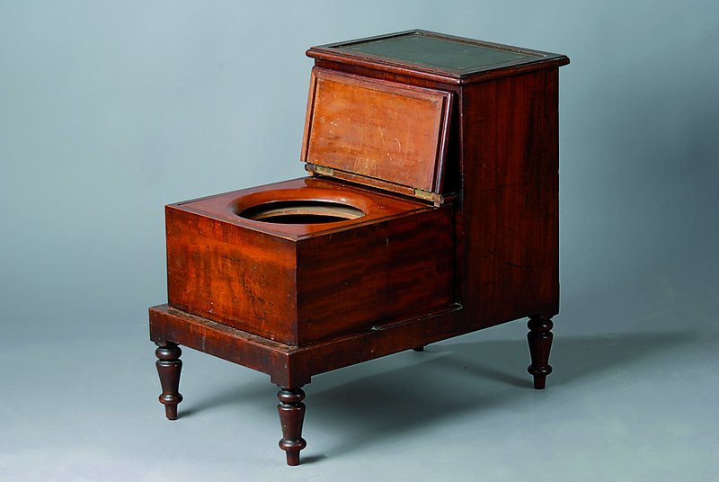 Verwandlungsmöbel/Bibliothekstreppe, Nußbaum, Trittbretter mit Leder ausgelegt, diese bronziert und goldfarben ausgerieben, st. Gebr.-Sp., ca. ...