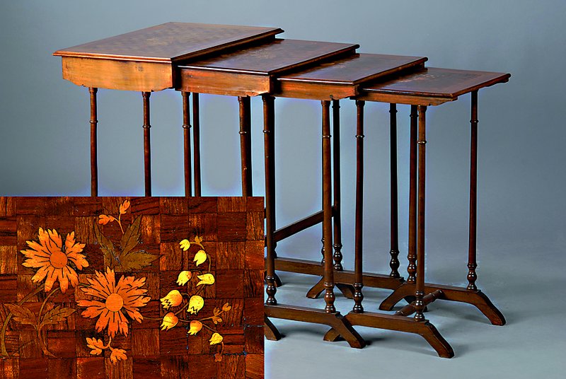Vierteiliges Tischset, Frankreich um 1900, Nußbaumfurnier, mit Intarsienarbeit und Marketerie, ausziehbar, l. Altersschäden, zusammengesteckt: ca. ...