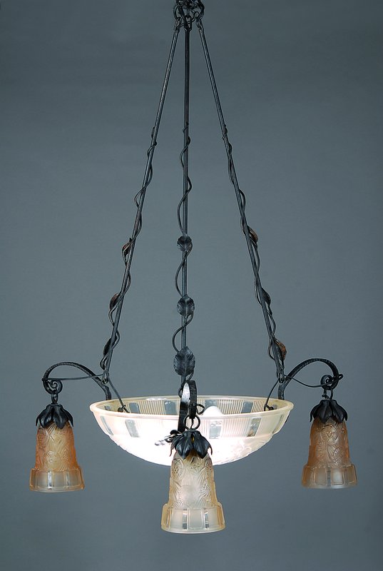 Deckenlampe, Frankreich, 20/30er Jahre, 3 Brennstellen, geschnitten und geschliffenes Glas, verziert mit floralen Motiven, Bajonettfassung, H. ca. 93 ...