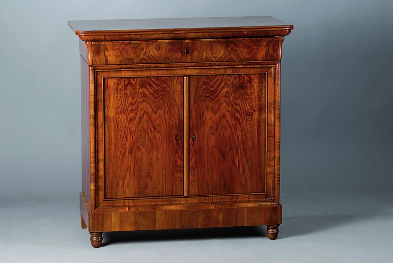 Kommodenschrank, um 1835/40, SpätbiedermeierNußbaumfurnier, ein Fachboden, eine Schublade komplett restauriert, 2-türig, st. Gebr.-Sp., ca. ...