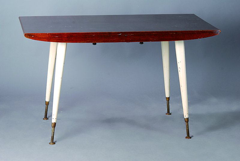 Designer Tisch, 50/60er Jahre, K & G Möbel Nr. 120, Alterssch., Platte fleckig, ca. 69x120x67 cm