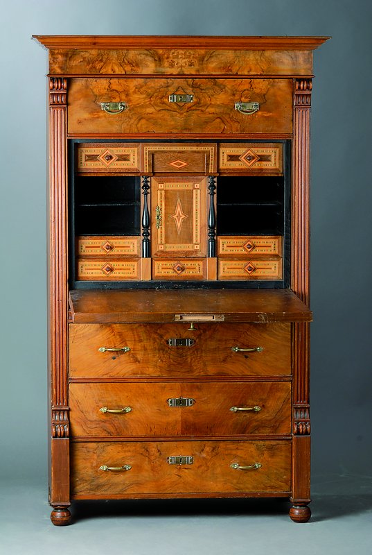 Standsekretär, Gründerzeit, um 1880, Nußbaum/Wurzelnußfurnier, 3-schübig, Klappe, Kopfschublade, Lisenen gerieft, reiche Inneneinrichtung, ...