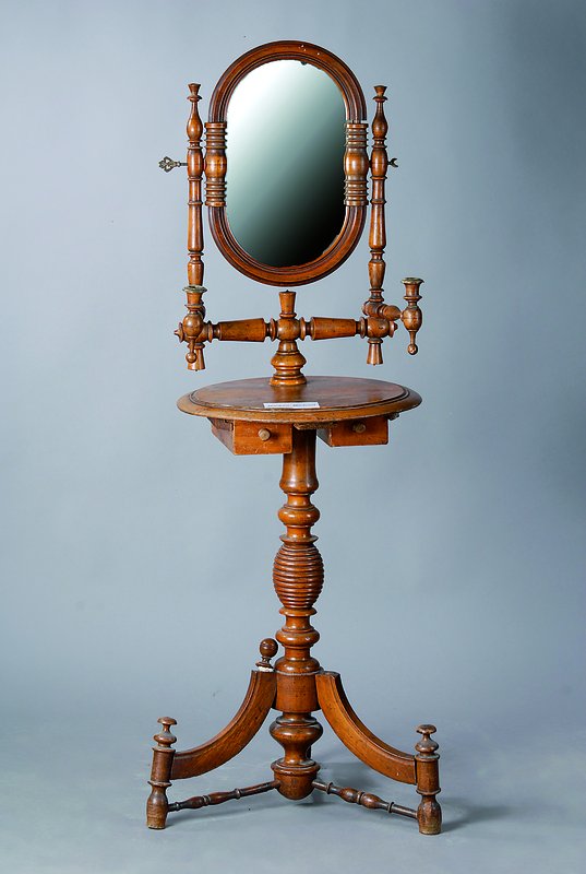 Schminktisch m. Sphinx, um 1870, Nußbaum, .reich gedrechselt, Kippspiegel, Kerzenleuchte, Alterssch., Teile fehlen, Überholung empf., ca. 148x47x45 ...