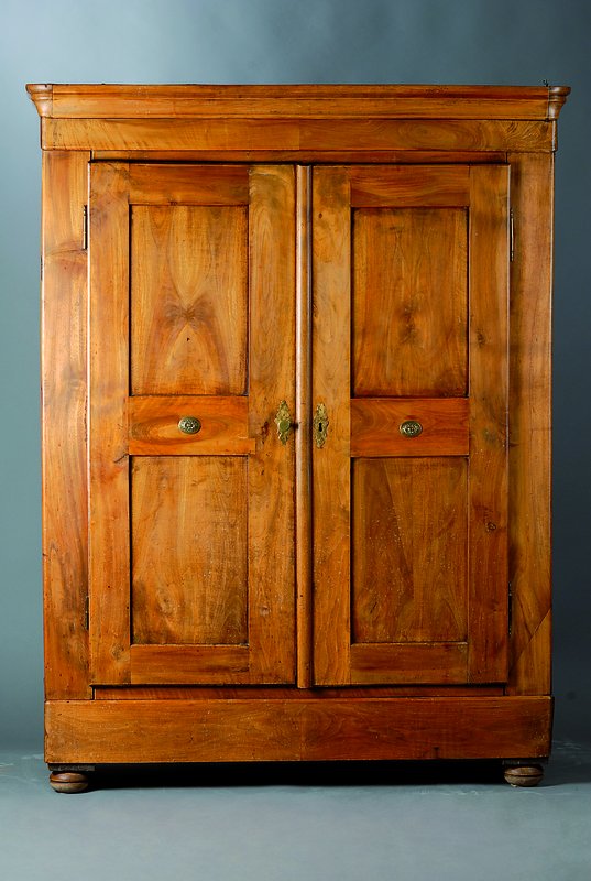 Schrank, Pfalz, um 1830/40, Nußbaum massiv, 2-türig, auf Rahmen gearb., Inlets Wurzelnußfurnier, alte Restaurierung, Alterssch., ca. 193x148x53 cm