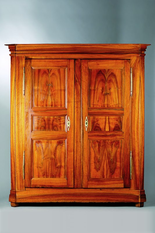 Louis-Seize-Schrank, deutsch, um 1800, Nußbaum/Wurzelnußfurnier, 2-türig, abgeflachte Ecken, reiche Inneneinrichtung, komplett zerlegbar, Reste ...