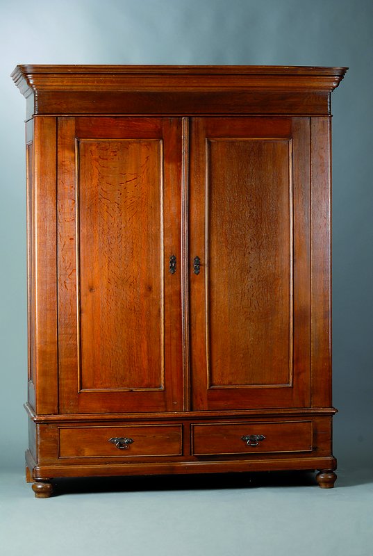 Schrank, süddeutsch, um 1840/50, Eiche, 2-türig, auf Rahmen gearb., 4-fach kassettiert,2 Fußschubladen, Alterssch., ca. 210x160x65 cm